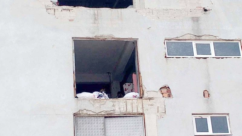 YÜK ASANSÖRÜNE SIKIŞAN 19 YAŞINDAKİ İŞÇİ HAYATINI KAYBETTİ