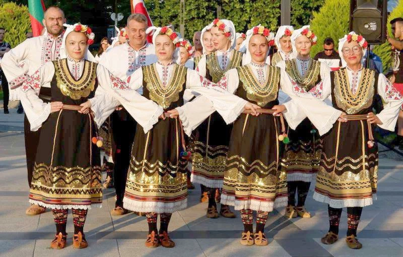 YERLİ VE YABANCI HALK DANS GRUPLARININ GÖSTERİLERİ İLGİYLE İZLENDİ