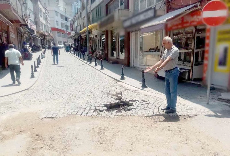 ÇÖKEN YOL VATANDAŞI ÇİLEDEN ÇIKARDI
