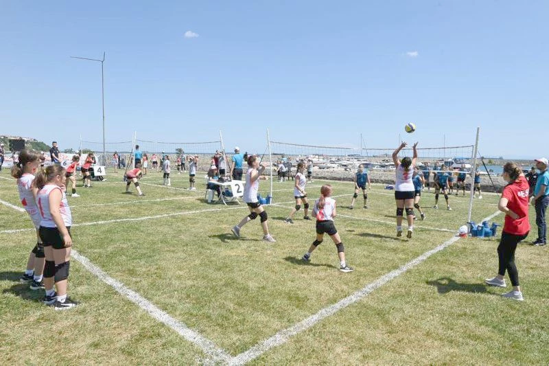 MİNİ VOLEYBOL ŞENLİĞİ İLE 450 VOLEYBOLCU GENÇ EĞLENCE DOLU ANLAR YAŞADI