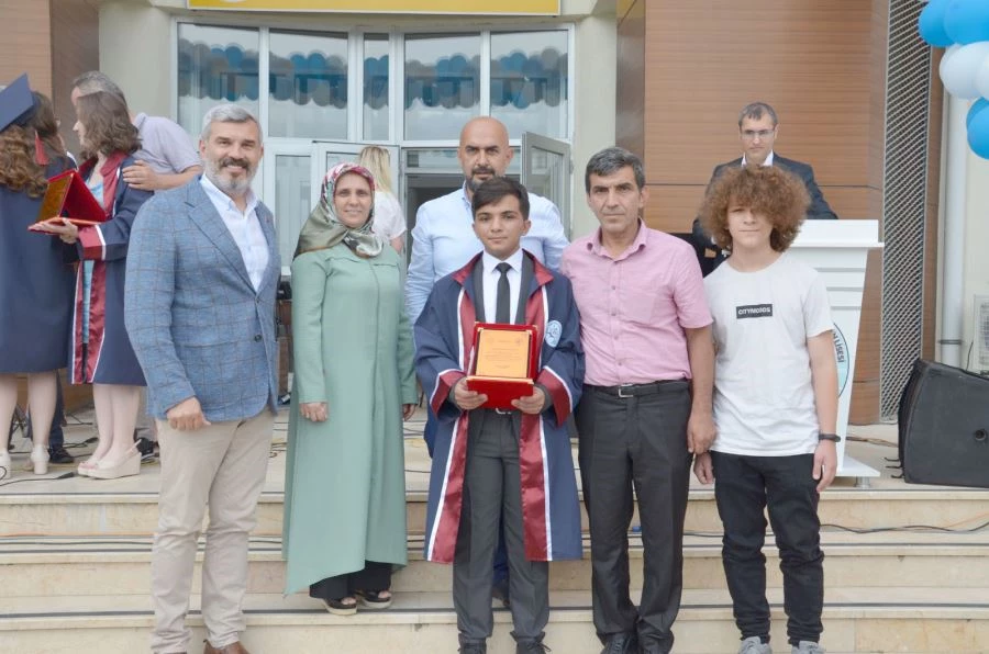 SEVAL-AHMET ÇETİN FEN LİSESİ 2’İNCİ MEZUNLARINI VERDİ