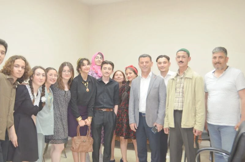 BAŞKAN ÇETİN, ‘SEN HİÇ ATEŞBÖCEĞİ GÖRDÜN MÜ?’ ADLI TİYATRO OYUNUNU SEYRETTİ