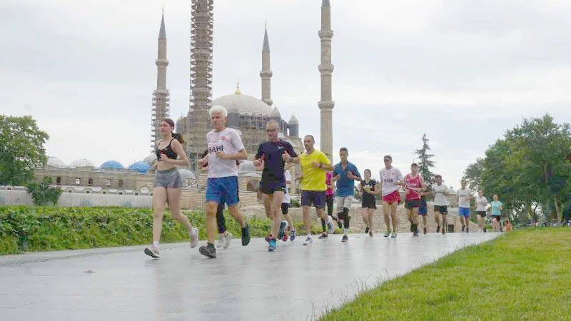 30 ATLET, MİMAR SİNAN’IN USTALIK ESERİ SELİMİYE ÇEVRESİNDE 11 TUR ATTI