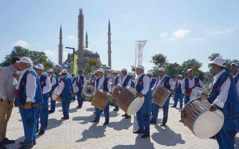 DAVULLU-ZURNALI DAVETE TURİSTLERDEN YOĞUN İLGİ