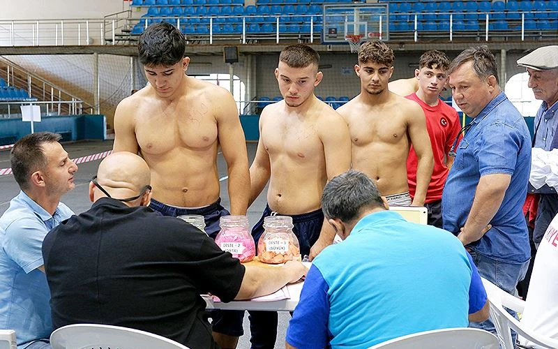 KIRKPINAR’DA GÜREŞECEK PEHLİVANLARIN KAYITLARI BAŞLADI, REKOR KATILIM BEKLENİYOR