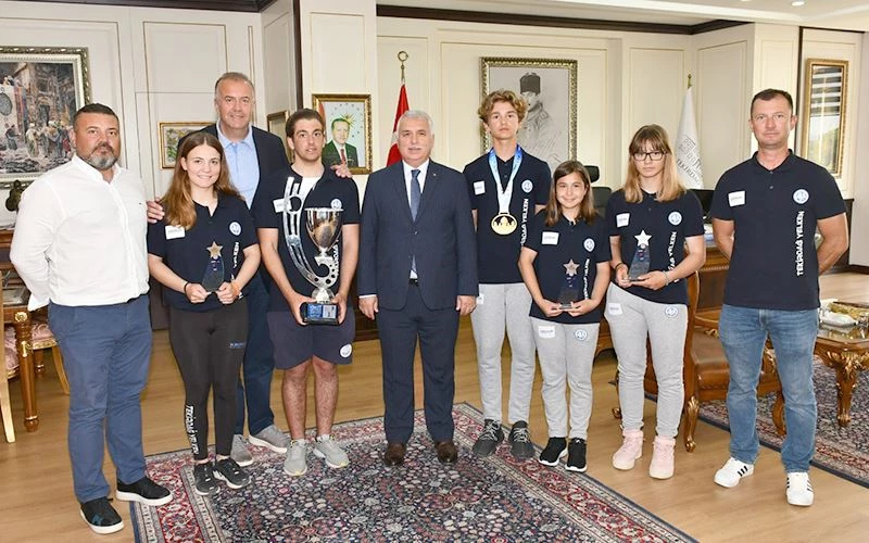 MİLLİ SPORCULARDAN VALİ YILDIRIM’A ZİYARET