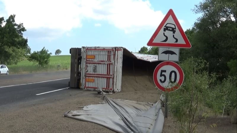 DAMPERİ AÇILAN TIR DEVRİLDİ