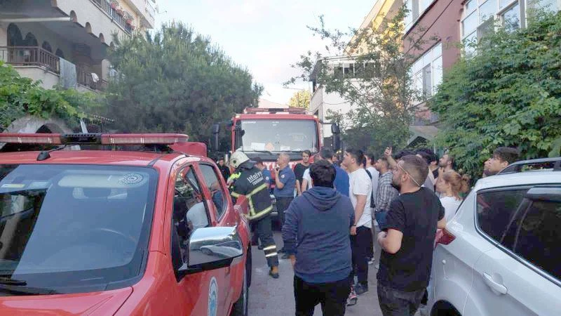 ÖĞRENCİ EVİNDE ÇIKAN YANGINI FİLM GİBİ İZLEDİLER