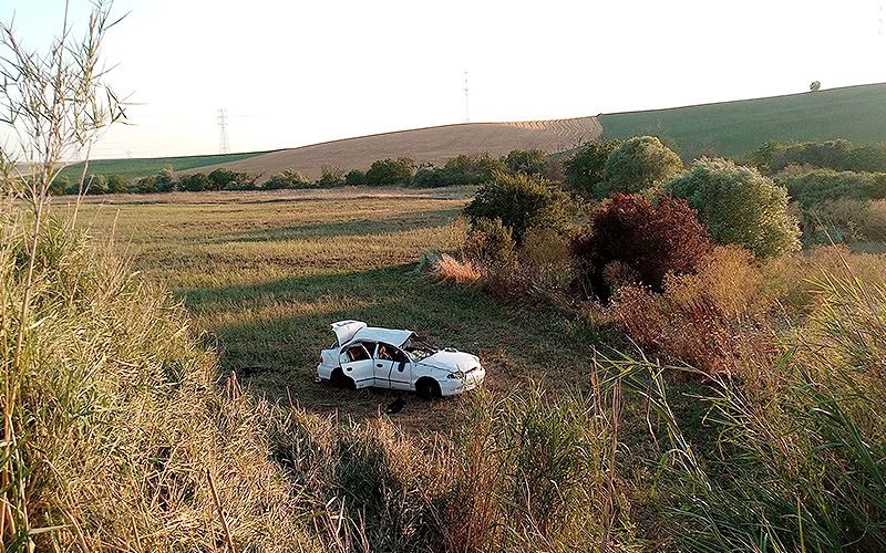 LASTİĞİ PATLAYAN OTOMOBİL TARLAYA UÇTU