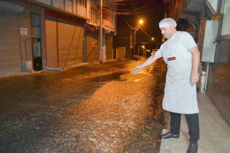 İÇME SUYU BORUSU PATLADI, YOL GÖLE DÖNDÜ