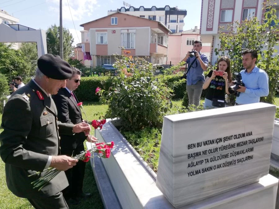 ÇERKEZKÖY’DE PROTOKOL ŞEHİTLİĞE KARANFİL BIRAKTI