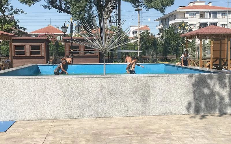 SICAKTAN BUNALAN ÇOCUKLAR SÜS HAVUZUNDA SERİNLEDİ