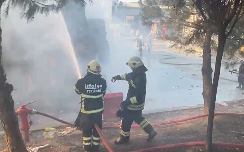 KAĞIT FABİRKASINDA KORKUTAN YANGIN