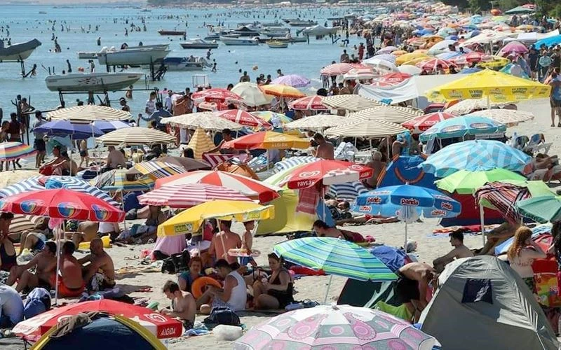 TATİLCİLERDEN GERİYE TONLARCA ÇÖP KALDI