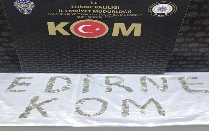 SİKKE VE OBJELERLE KAÇARKEN YAKALANDI