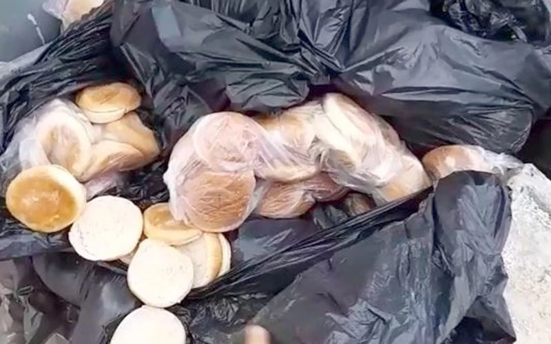 YÜZLERCE EKMEĞİ ÇÖPE ATTILAR 