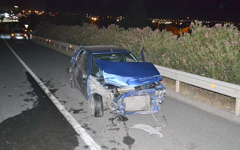 HURDAYA DÖNEN ARAÇTAN HAFİF YARALI KURTULDULAR