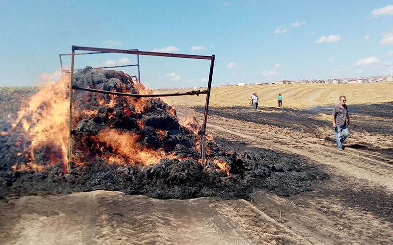 TRAKTÖR RÖMORKUNDA ÇIKAN YANGIN TARLAYI DA YAKTI