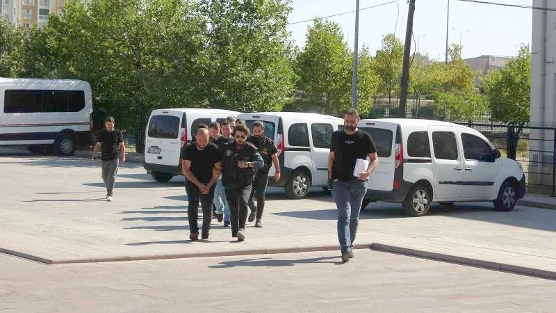 ÇETE KURUP POLİS KILIĞINA GİRDİ, AĞABEYİNİ YARALAYIP GASP ETTİ