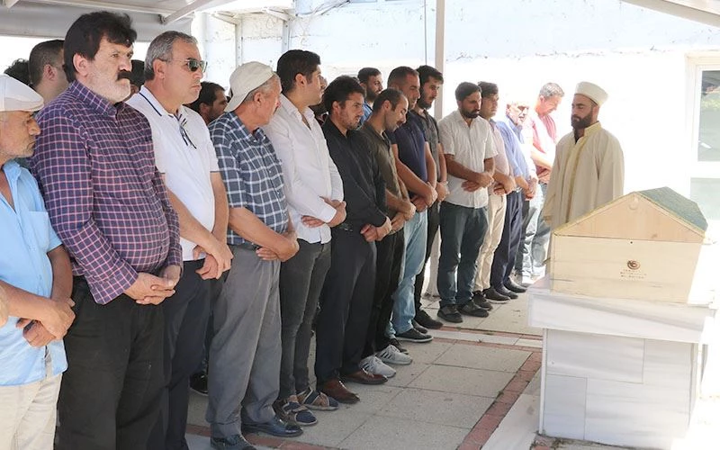 OTOBÜS KAZASINDA ÖLEN MİNİK BERAT GÖZYAŞLARIYLA TOPRAĞA VERİLDİ