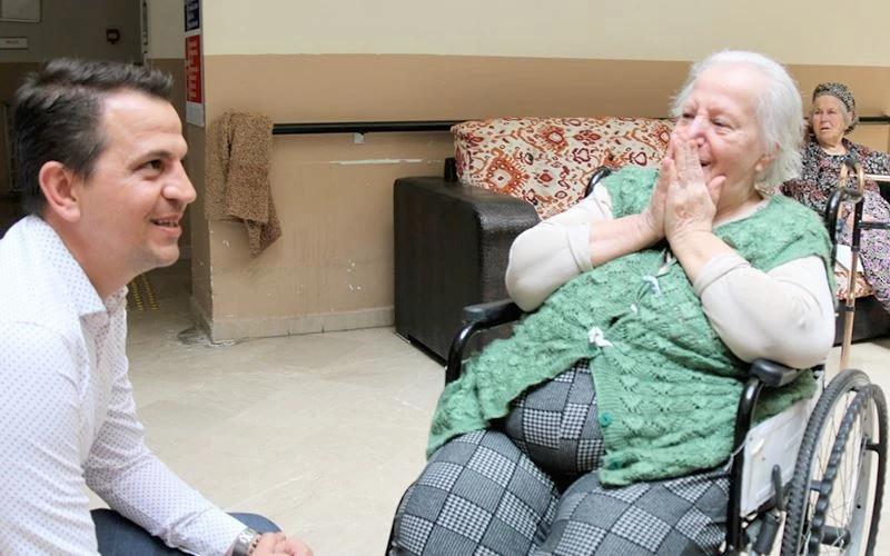 YAŞLILARA BAYRAM SÜRPRİZİ