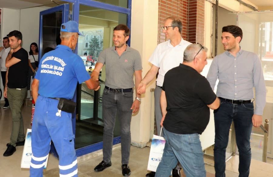 BAŞKAN AKAY PERSONELİYLE BAYRAMLAŞTI