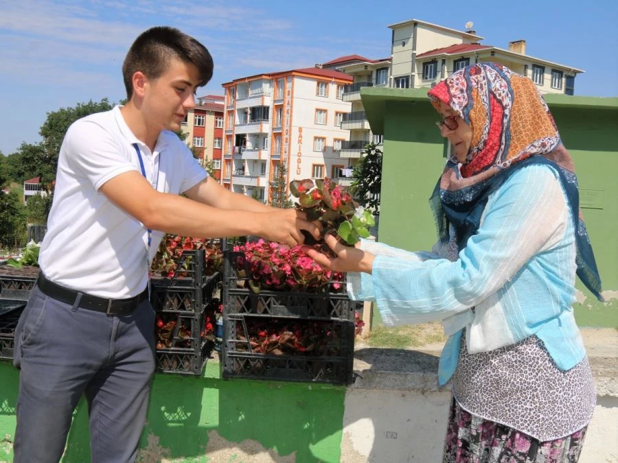 ÇERKEZKÖY BELEDİYESİ MEZARLIKTA ÇİÇEK DAĞITTI