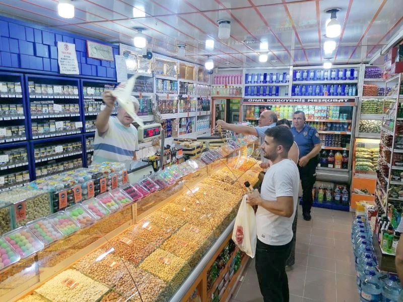 KURUYEMİŞÇİLERDE BAYRAM TELAŞI GEÇ SAATLERE KADAR SÜRDÜ