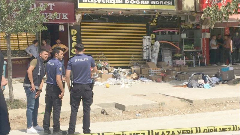 TARTIŞTIKLARI ESNAFIN DÜKKANINI TAŞLADILAR: 2 YARALI