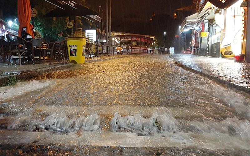 YAZ ORTASINDA SEL VURDU: YOLLAR GÖLE DÖNDÜ 