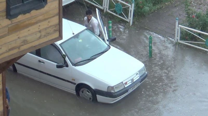 YAĞMURDA MAHSUR KALAN ARABASINI BÖYLE KURTARDI