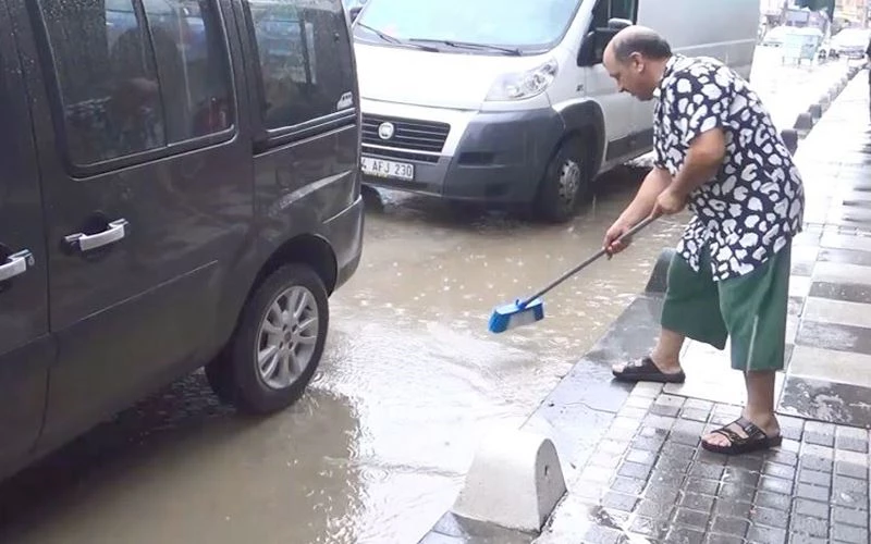 İŞ YERLERİNİ SU BASTI!