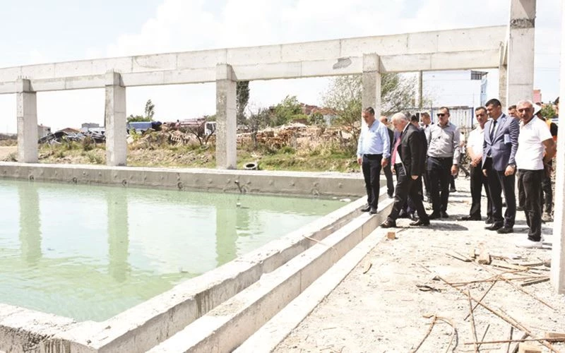 VALİ YILDIRIM SPOR KOMPLEKSİ İNŞAATINDA İNCELEMELERDE BULUNDU