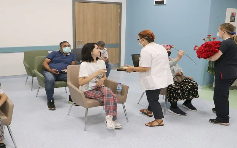 DOKTORLARA KARANFİL VERDİLER!