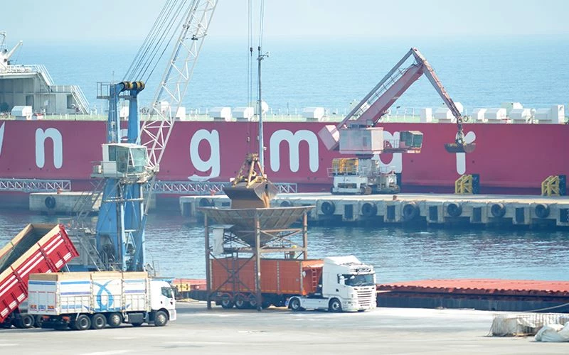 BUĞDAYLAR KAMYONLARA AKTARILIYOR!