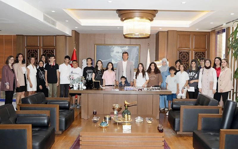 BAŞARILI ÖĞRENCİLERDEN BAŞKAN AKAY’A ZİYARET