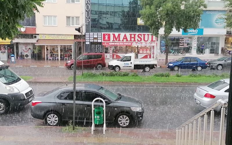 FINDIK BÜYÜKLÜĞÜNDE DOLU YAĞDI!