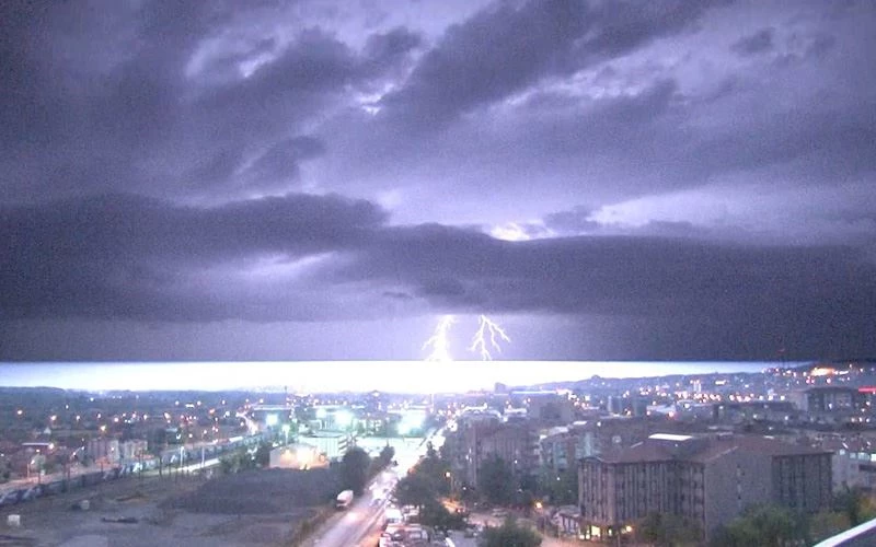 ŞİMŞEKLER GECEYİ GÜNDÜZE ÇEVİRD!