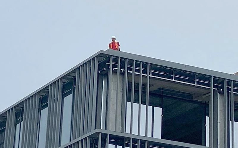 HAKKINI ALAMAYAN İŞÇİ ÇATIYA ÇIKTI!