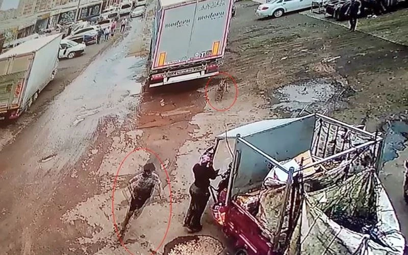 KÖPEKTEN KAÇAN ÇOCUĞA ARABA ÇARPTI!