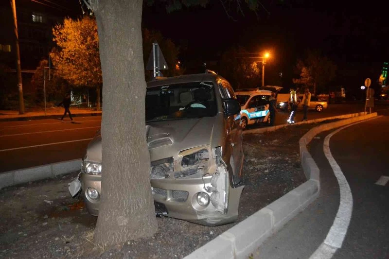 AĞACA ÇARPAN EHLİYETSİZ SÜRÜCÜ YARALANDI