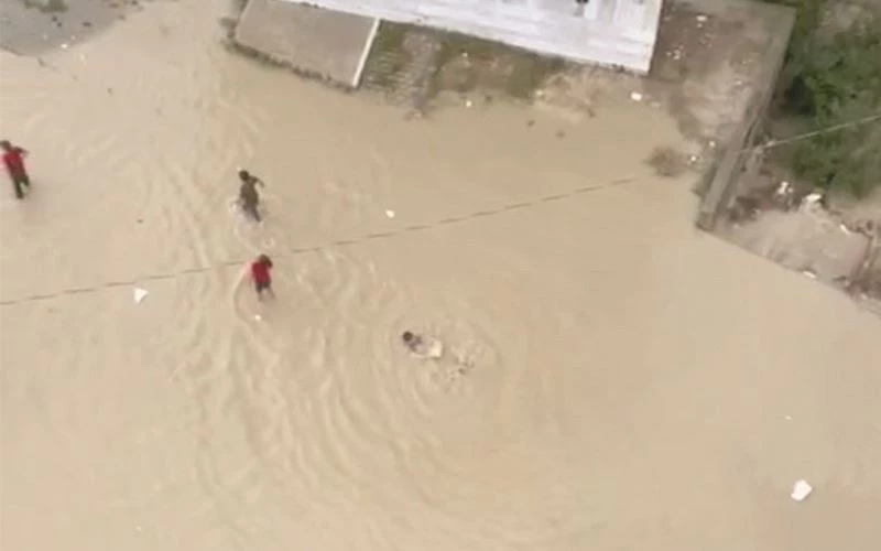 SAĞANAK YAĞIŞTAN GÖLE DÖNEN YOLDA ÇOCUKLAR YÜZDÜ