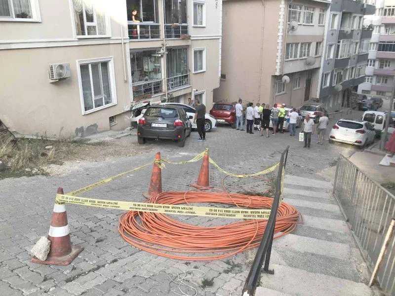 EL FRENİNİ ÇEKMEYİ UNUTTU, PARK HALİNDEKİ ARACA ÇARPTI