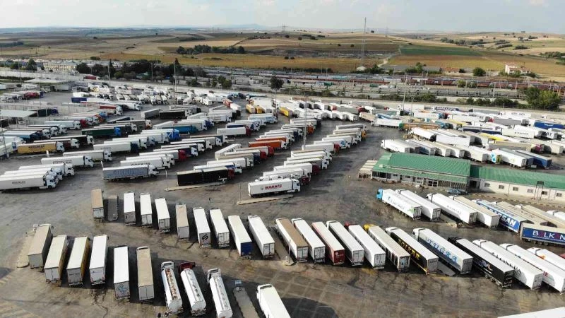 TIRLAR GÜNLERDİR EDİRNE SINIRINDA BEKLİYOR