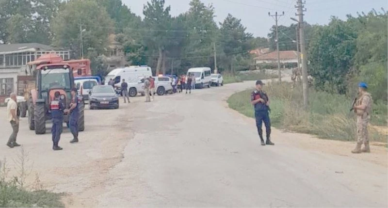 BABA İLE OĞLUNU KÖY MEYDANINDA SİLAHLA ÖLDÜRDÜ