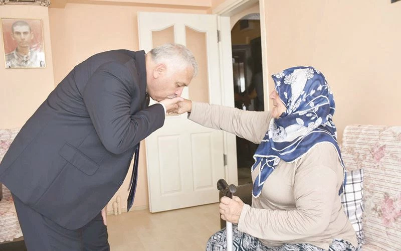 VALİ AZİZ YILDIRIM ŞEHİT AİLESİNİ ZİYARET ETTİ