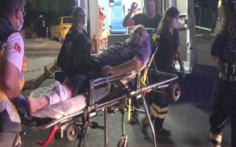 KAHVEDE ÇAY İÇİYORDU: BACAĞINDAN VURULDU! 