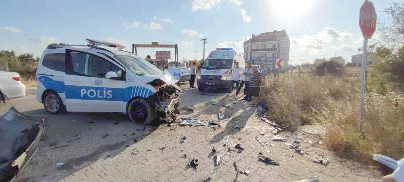 POLİS OTOSUNA ÇARPIP KAÇTI: 2 POLİS MEMURU YARALANDI