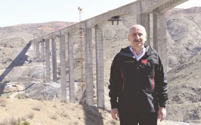 TÜRKİYE’NİN EN YÜKSEK AYAKLI VİYADÜĞÜ EĞİSTE’DE BİR AŞAMA DAHA TAMAMLANDI