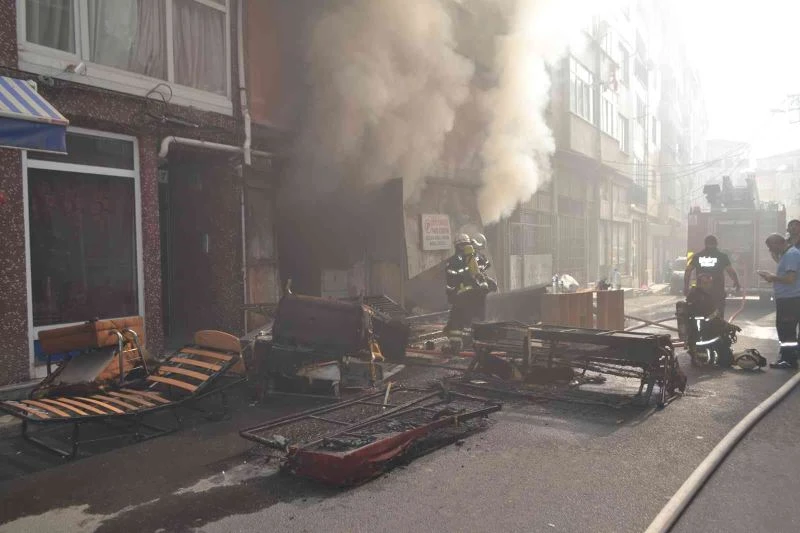 İKİNCİ EL EŞYA DEPOSU ALEV ALEV YANDI